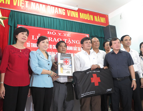 Минздрав Вьетнама передал рыбакам фармацевтические шкафы